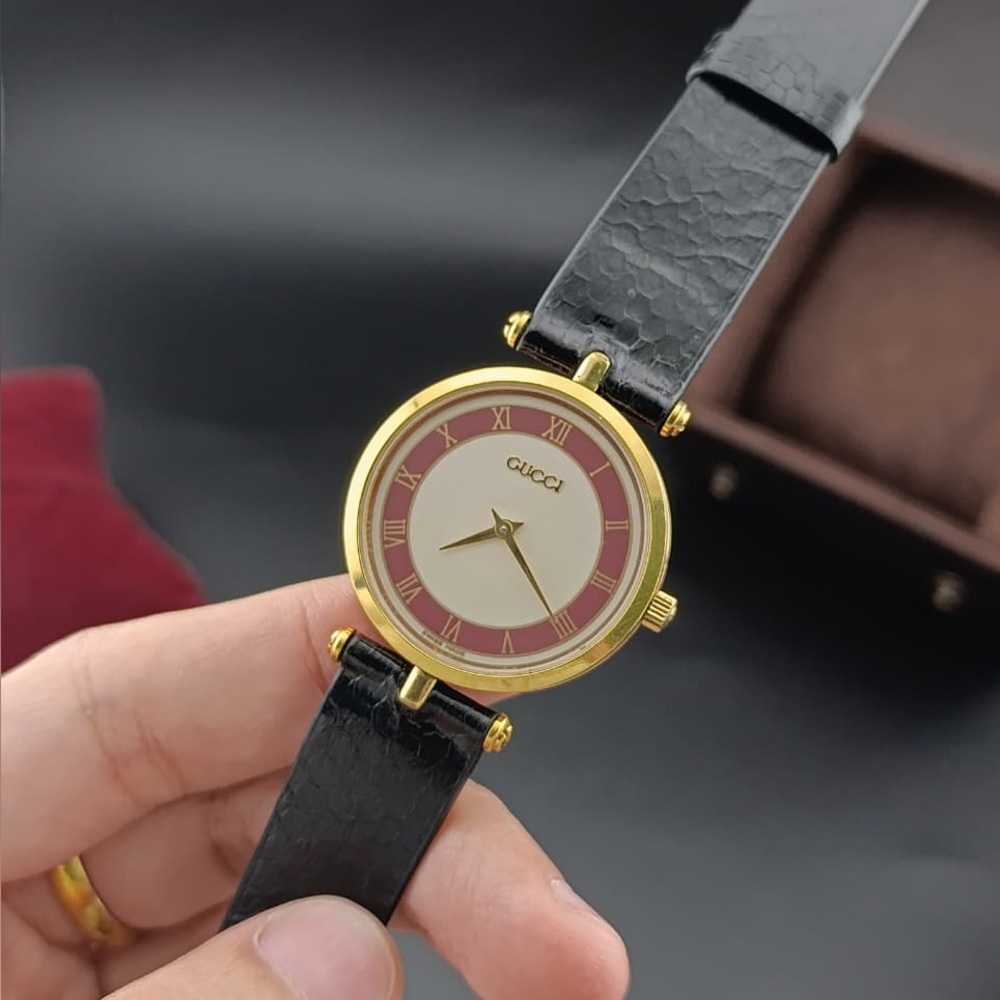 Vintage Gucci 2000M Dress Watch
(Men and Women) Gold Plated - Picture 4 of 15